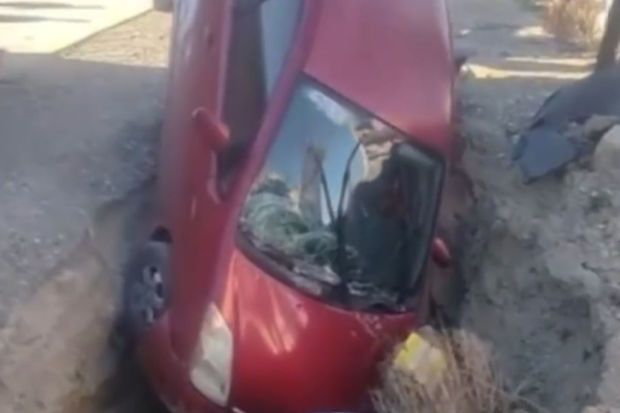“Toyota Prius” çuxura düşdü: Avtomobilə ciddi ziyan dəyib - VİDEO