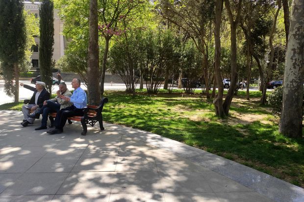 Elmlər Akademiyasının qarşısındakı parkda oturacaqlar yoxa çıxdı