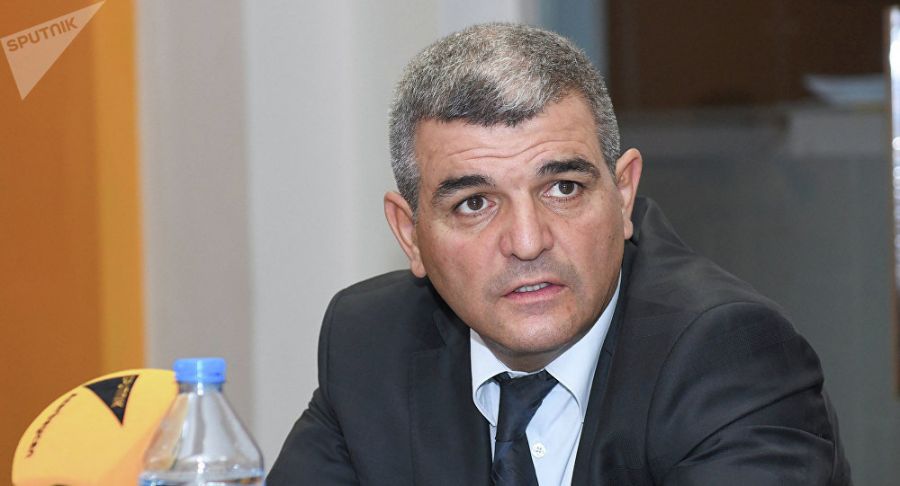 Deputat: “Bilirsən ki, sənin dalınca gəliblər, arvad-uşağı qapıya niyə çıxarırsan?”