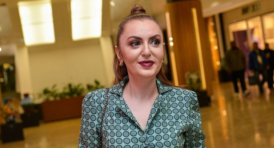 Müğənni: “Evdə kartof soyan qadın da, restoranda 50 qram araq içən də ürəkdən oxuyur”