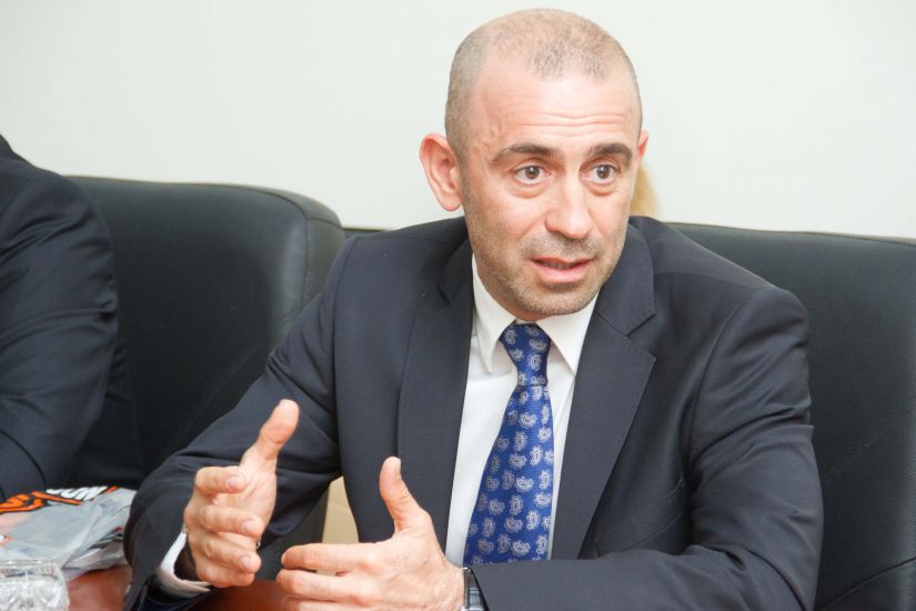 Vahid Mustafayevdən Mirşahinə ağır sözlər:     “Hər yoldan keçən adama qulaq asmayın”