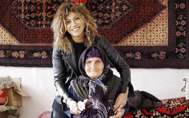 Röya qazaxlı nənəyə ev tikdirir