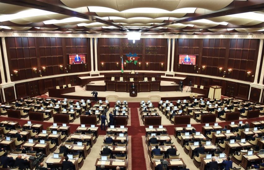 Deputatlar mübahisə etdi
