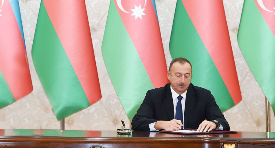 Prezident deputatı təltif etdi