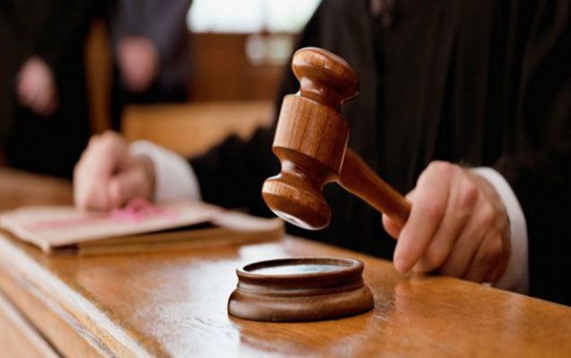Məhkəmə hakimi prokurora irad bildirdi, zaldan çıxardı