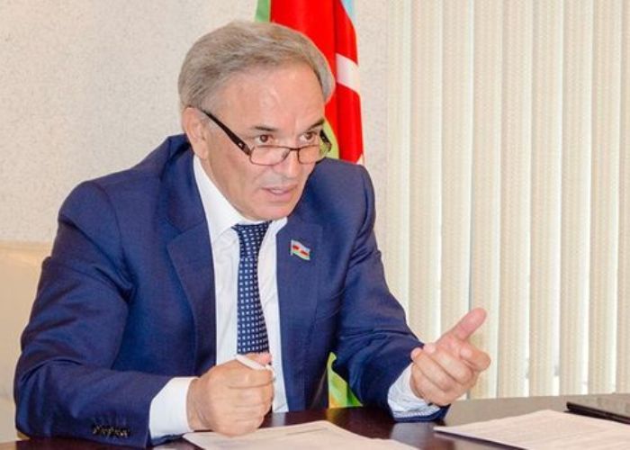 Əflatun Amaşovdan irad:     “Şəhidlərimizin dəfnində bəzi mollaların  "şiə övladı" və sair bu kimi ifadələri işlətmələri...”
