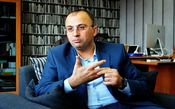 “Quran tərcümələrində elə xətalar var, xəcalət çəkirsən...” –     Elşad Miri
