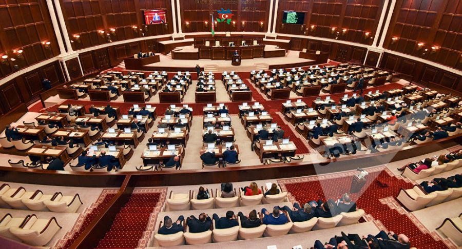 Baş Nazir Milli Məclisin plenar iclasında iştirak edir