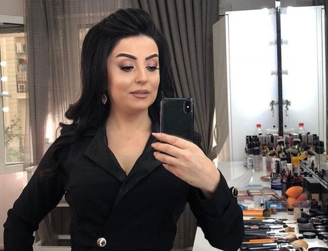 Afət Fərmanqızı Kəramət Böyükçölə mahnı ilə cavab verdi:       “Heminqueyə, Selincerə heyranam, Markesə də ayrı məhəbbətim var...”
