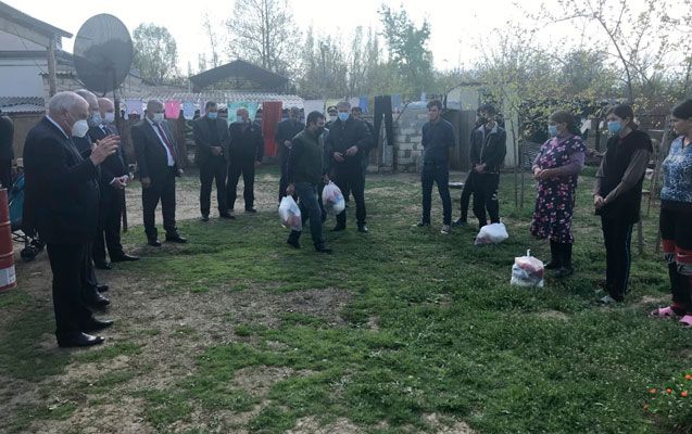 İcra başçısı aztəminatlı ailələrə ərzaq yardımı edir  -     FOTO