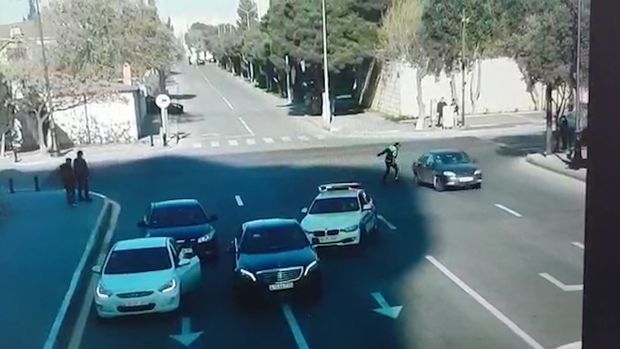 Avtoxuliqan 5 maşını əzdi, polislər belə tutdu -     VİDEO