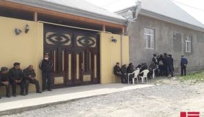 Şəmkirdə taksi sürücüsü SMS-ə görə arvadının boğazını kəsdi -       FOTO — foto 2