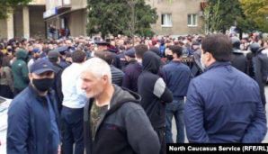 Karantin rejiminə etiraz edib icazəsiz mitinq keçirdilər -     FOTO — foto 1