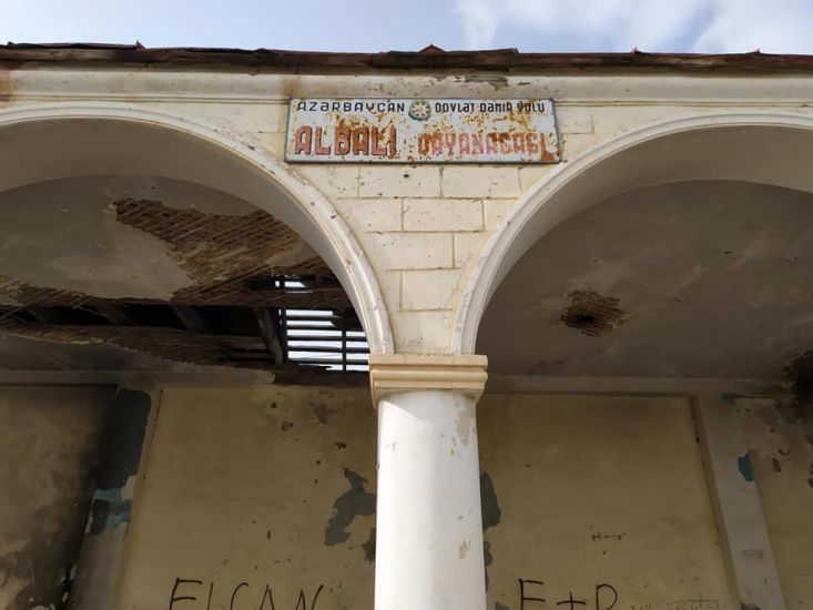 Bakıda dəmiryol stansiyası zibilliyə çevrildi –     FOTO