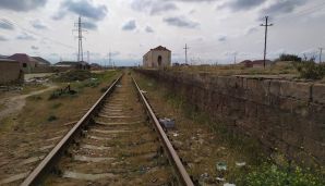 Bakıda dəmiryol stansiyası zibilliyə çevrildi –     FOTO — foto 8