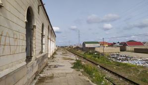 Bakıda dəmiryol stansiyası zibilliyə çevrildi –     FOTO — foto 2