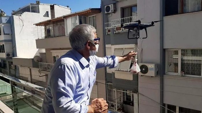 Koronavirusa görə qurban ətini dronla payladı -     FOTO