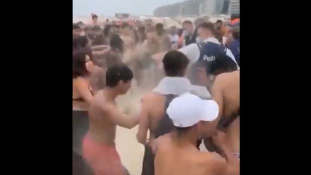 Dənizdə polislərlə gənclər arasında kütləvi dava -     VİDEO
