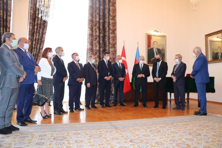 Ceyhun Bayramov bir qrup türkiyəli siyasətçiyə Azərbaycanın orden və medalını təqdim etdi