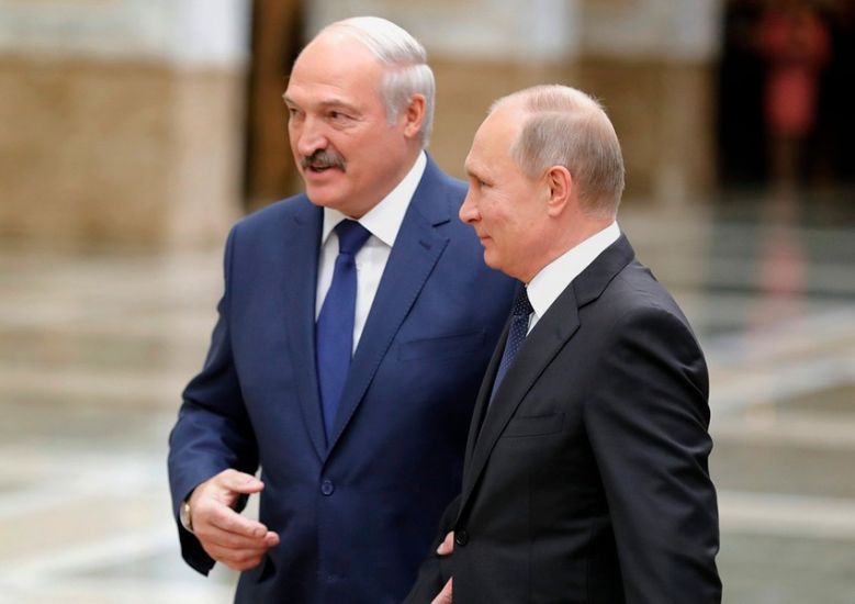 Lukaşenko Putinə ad günündə traktor hədiyyə etdi -       FOTO