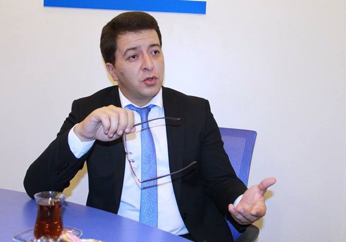 “Dəqiqləşdirin, hansı prezidentin yanındasınız?...”
