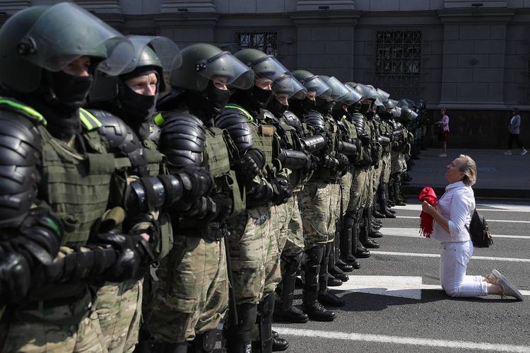 Minskdə polislə etirazçılar arasında toqquşma oldu
