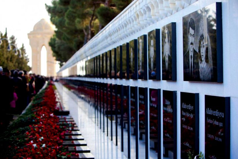 Rumıniya Prezidenti Şəhidlər xiyabanını ziyarət edib