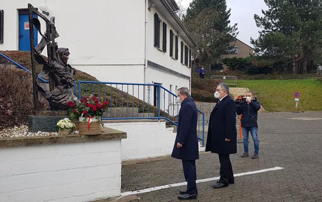 Ceyhun Bayramov Xurşidbanu Natəvanın abidəsini ziyarət etdi