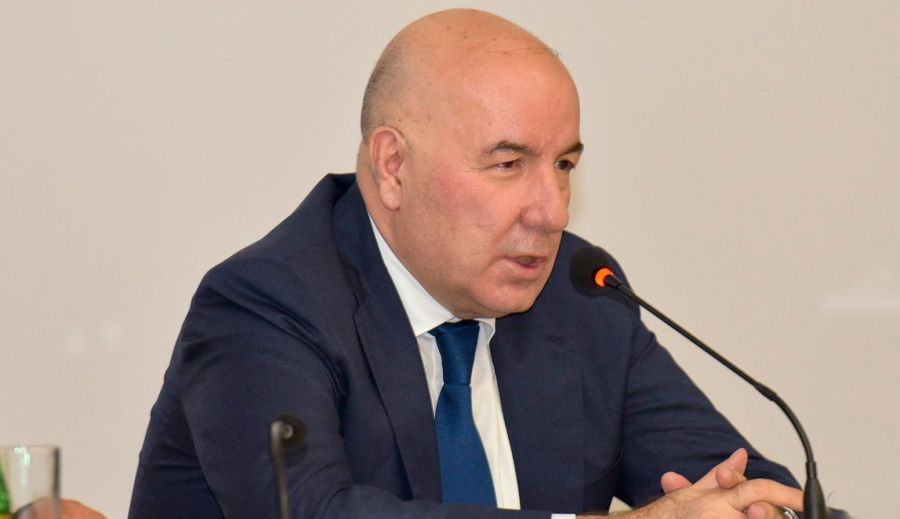 Elman Rüstəmovdan manatla bağlı açıqlama:     "Bilmirəm, onu necə tutub saxlamaq olar..."