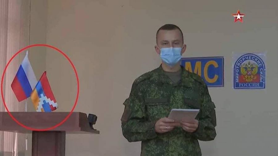 Sülhməramlıların brifinqi zamanı Rusiya bayrağı ilə yanaşı, Qarabağdakı separatçıların "bayrağı" da asılıb