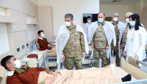 Müdafiə naziri hərbi hospitalda olub -       FOTO — foto 3
