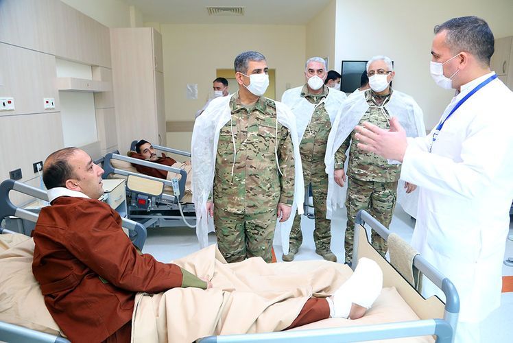 Müdafiə naziri hərbi hospitalda olub -       FOTO