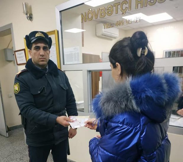 Polis vətəndaşın itirdiyi 2 000 manatı tapdı və qaytardı