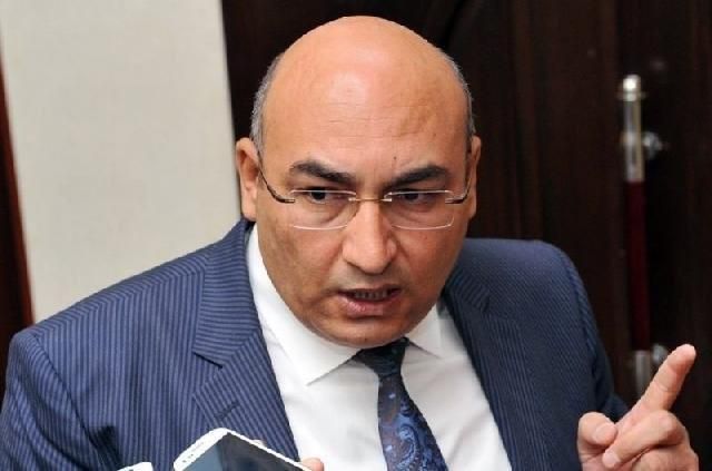 Əli milyonlarla oynayan hiyləgər oyunbaz –     Həm də "əqidəli, dürüst, müxalif”