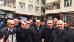 Adil Əliyevin seçicilərlə görüşündə izdiham yaşandı –         VİDEO - FOTO — foto 14
