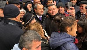Adil Əliyevin seçicilərlə görüşündə izdiham yaşandı –         VİDEO - FOTO — foto 23