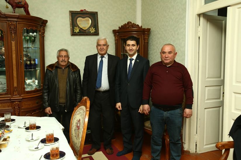 Seçicilər Naqif Həmzəyevə səs verəcəklərini bildiriblər -     VİDEO