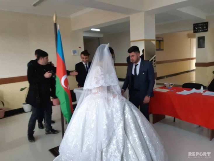 Bəy və gəlin səs verdi -      FOTO