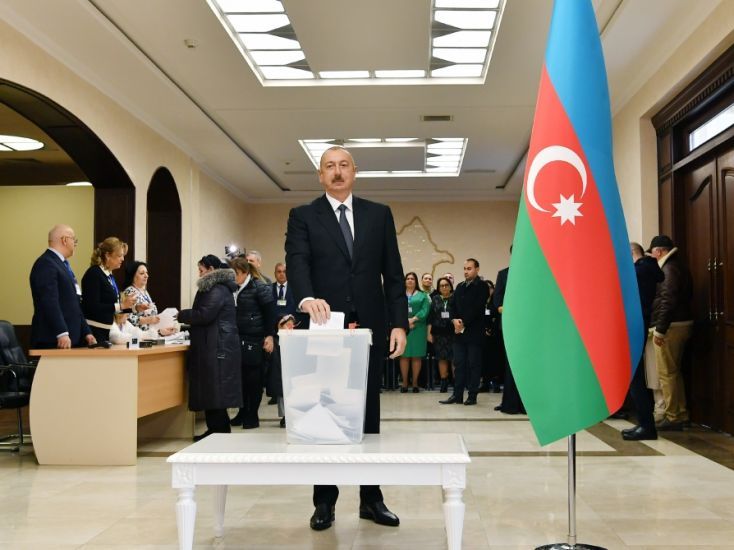 Prezident səs verən zaman Bəxtiyar Hacıyev də məntəqədə olub -   VİDEO - FOTO