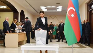 İlham Əliyev və ailə üzvləri səs verdilər -   FOTOLAR ƏLAVƏ OLUNUB — foto 3