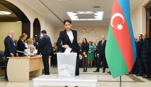 İlham Əliyev və ailə üzvləri səs verdilər -   FOTOLAR ƏLAVƏ OLUNUB — foto 4