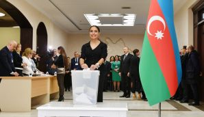 İlham Əliyev və ailə üzvləri səs verdilər -   FOTOLAR ƏLAVƏ OLUNUB — foto 6