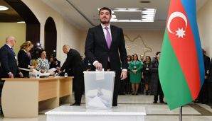 İlham Əliyev və ailə üzvləri səs verdilər -   FOTOLAR ƏLAVƏ OLUNUB — foto 8
