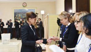 İlham Əliyev və ailə üzvləri səs verdilər -   FOTOLAR ƏLAVƏ OLUNUB — foto 10