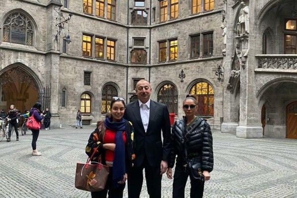 Prezident və ailəsi Roma gəzintisində