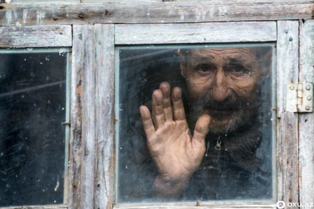 “Robinzon”un son müsahibəsi: “İnsan xatirələrinin yox olduğunu görəndə mənəvi olaraq yıxılır” -   FOTOLAR