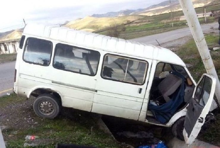Ağsuda mikroavtobus aşdı, yaralılar var