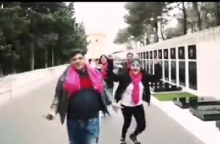 Hindistanlı gənclər Şəhidlər xiyabanında klip çəkdirdi –     Polis araşdırma aparır - VİDEO