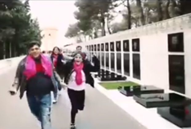 Səfirlik: Şəhidlər xiyabanında klip çəkilməsini pisləyirik