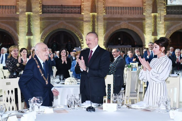 Prezident və xanımı Xoşbəxt Yusifzadənin yubileyi münasibətilə keçirilən mərasimdə iştirak etdi -   FOTO - YENİLƏNDİ